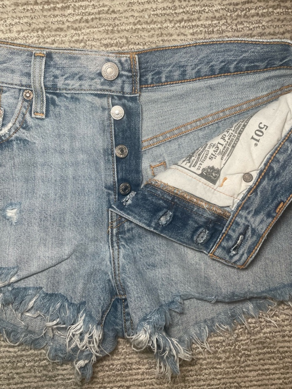 LEVI'S 501 Button-Fly Denim Shorts in Medium Wash (Size 27) - Picture 5 of 7